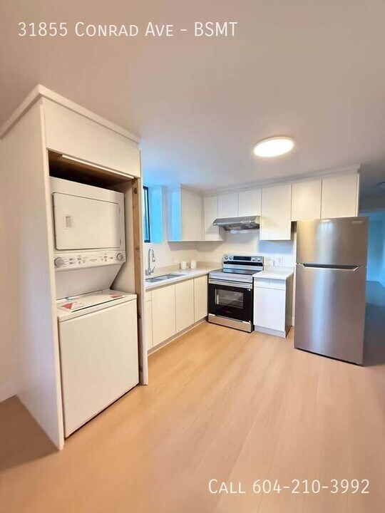 31855 Conrad Ave in Abbotsford, BC - Building Photo