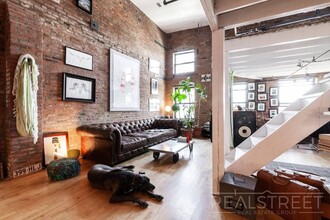 337 Kent Avenue in Brooklyn, NY - Foto de edificio - Floor Plan