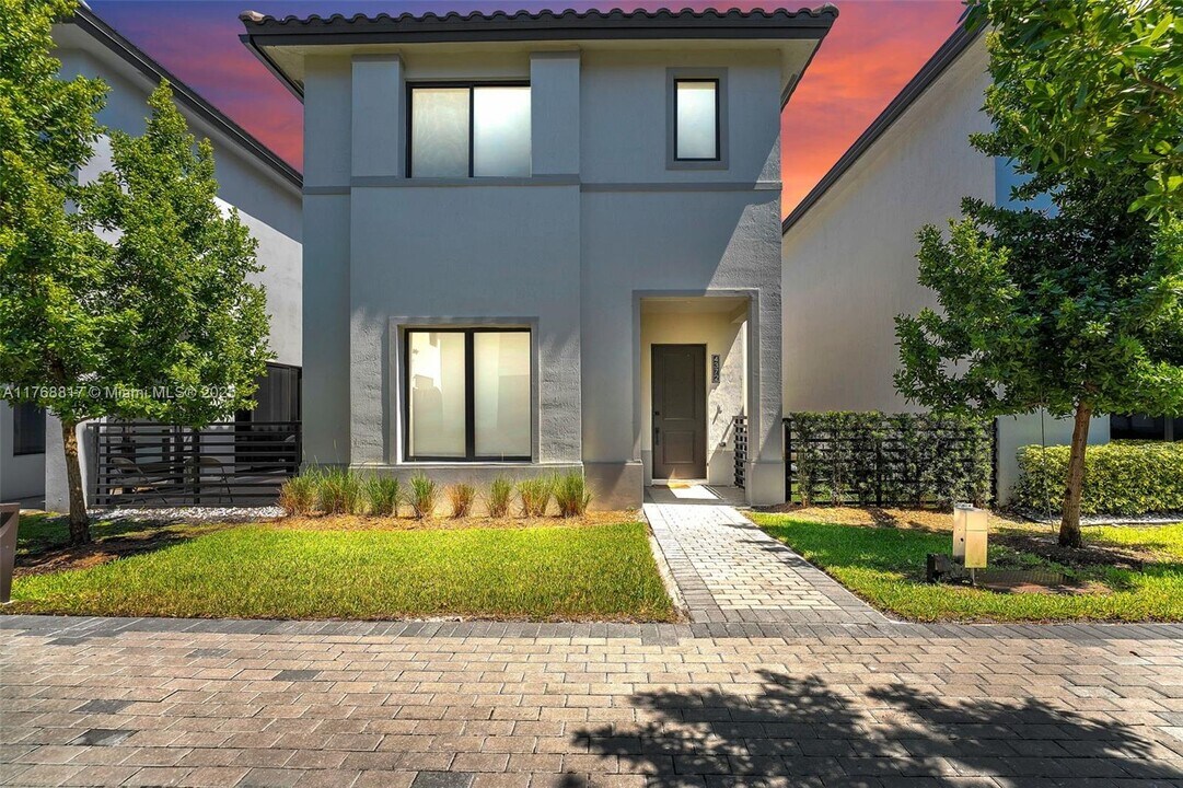 4372 NW 80th Ct in Doral, FL - Building Photo