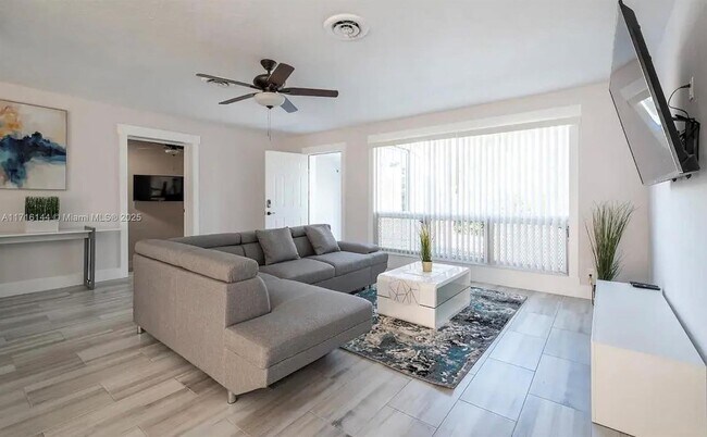 1102 N 14th Ave in Hollywood, FL - Foto de edificio - Building Photo