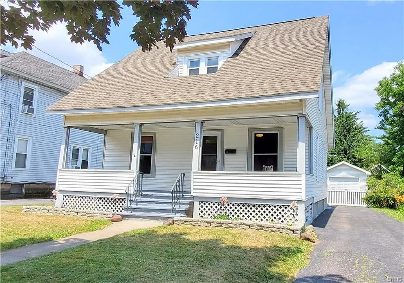 216 W Yates St in East Syracuse, NY - Building Photo