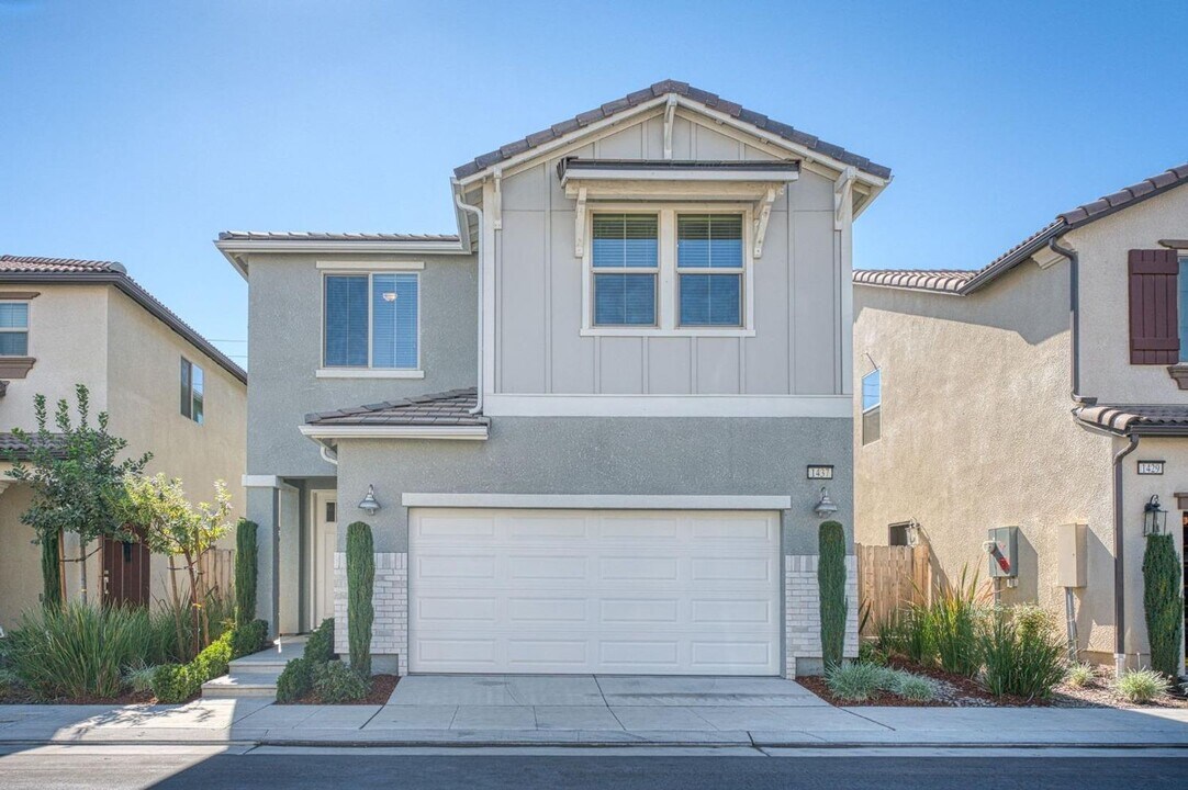 1437 E Via Viola Way in Fresno, CA - Building Photo