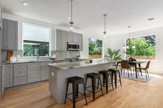 1704 Redd St in Austin, TX - Foto de edificio - Building Photo