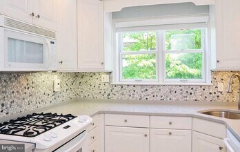 5209 Sangamore Rd in Bethesda, MD - Foto de edificio - Building Photo