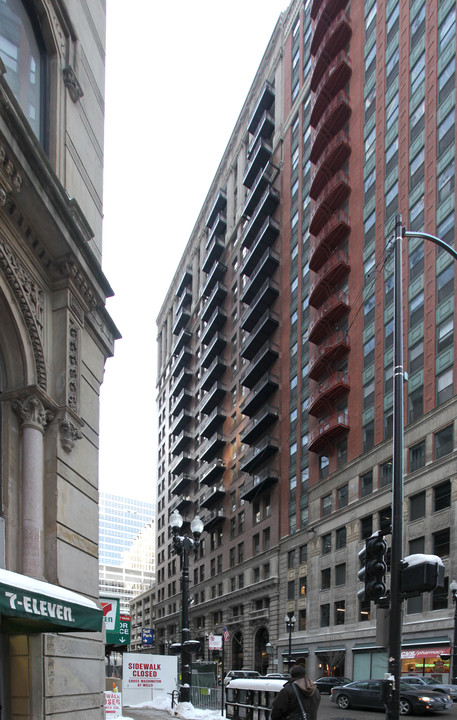 215 W Washington in Chicago, IL - Foto de edificio