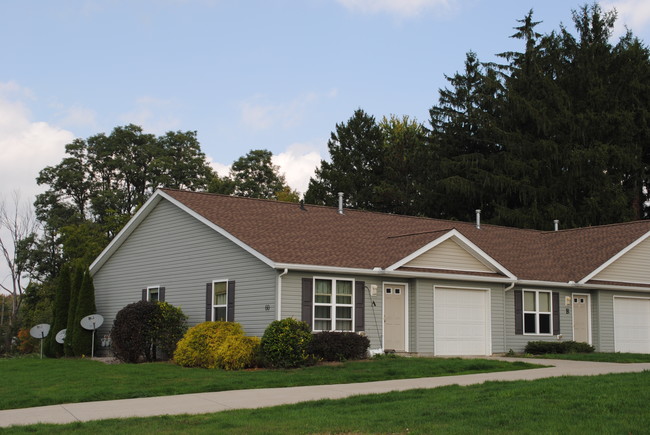 Meadow Wood Apartments in Salem, OH - Building Photo - Building Photo