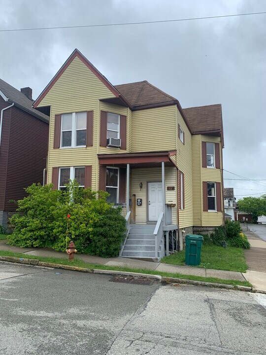 128 W 2nd St in Greensburg, PA - Building Photo