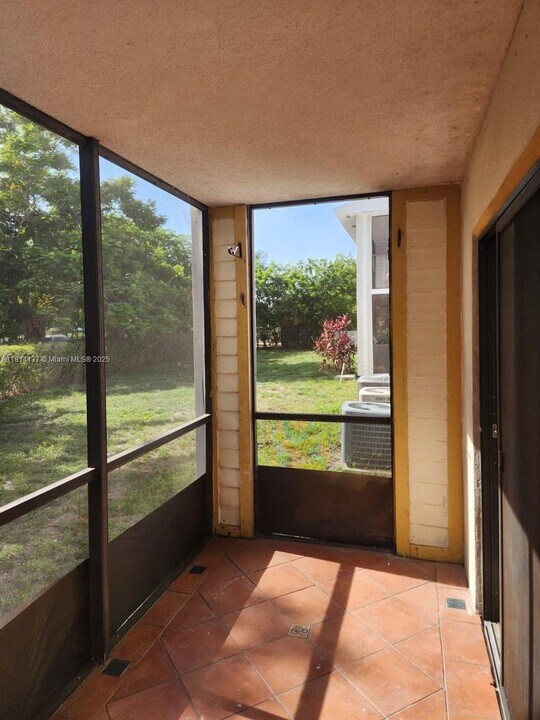 19055 NW 62nd Ave in Hialeah, FL - Building Photo