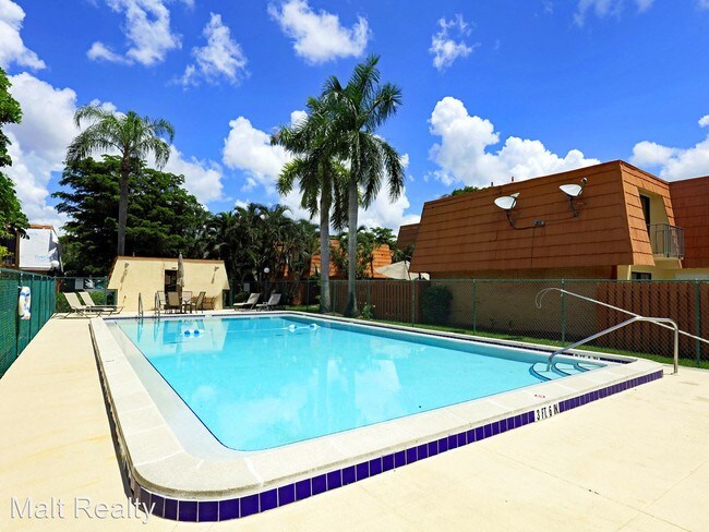 1706 Park Meadows Dr in Ft. Myers, FL - Building Photo - Building Photo