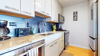8 Whittier Pl in Boston, MA - Building Photo - Building Photo