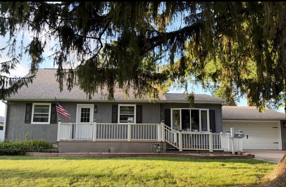 7220 Maywood Ave in Middleton, WI - Building Photo