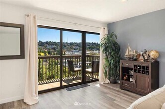 2550 Thorndyke Ave W in Seattle, WA - Building Photo - Building Photo