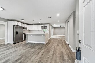 6005 Lakeside Dr in Lutz, FL - Building Photo - Building Photo