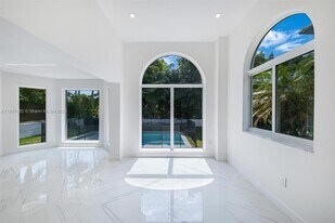 242 Palm Ave in Miami Beach, FL - Building Photo