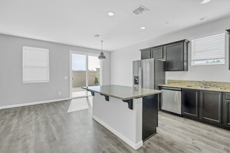 9806 Fire Island Dr in Bakersfield, CA - Building Photo - Building Photo