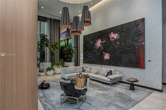 45 SW 9th St, Unit 1810 in Miami, FL - Building Photo - Building Photo