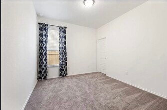 100 Jarbridge Dr in Kyle, TX - Foto de edificio - Building Photo