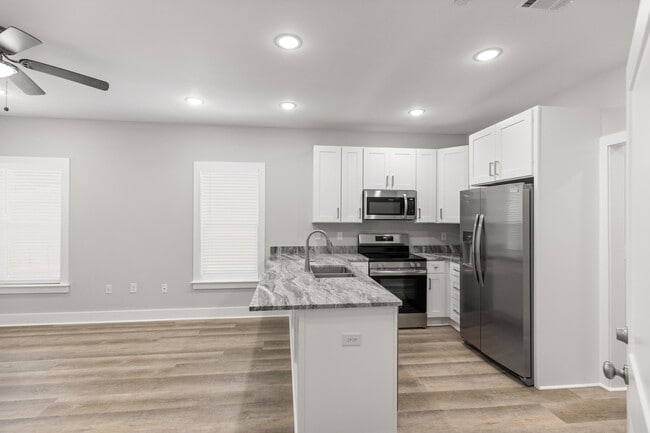 305 Okaloosa Ave in Valparaiso, FL - Building Photo - Building Photo