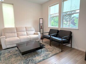204 Wooley Creek Way in Brentwood, CA - Building Photo - Building Photo