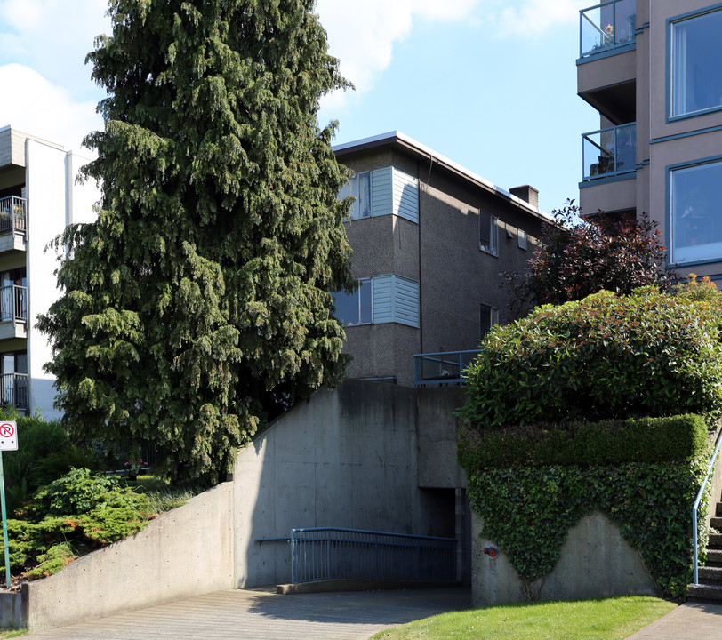 2140 W 2nd Ave in Vancouver, BC - Building Photo