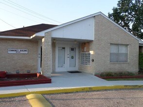 Kerrville Oaks Apartments in Kerrville, TX - Building Photo - Building Photo