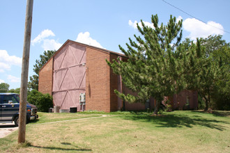 905 S Main St in Noble, OK - Building Photo - Building Photo