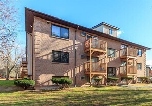 5 Lancelot Court in Salem, NH - Building Photo