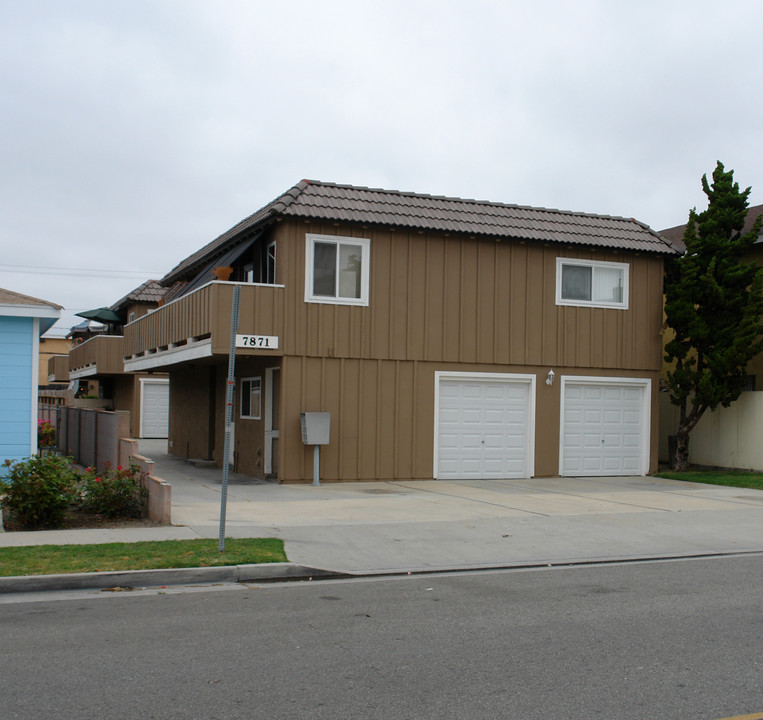 7871 Holt Ave in Huntington Beach, CA - Building Photo