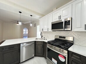 3045 W Addison St, Unit M03H in Chicago, IL - Building Photo - Building Photo