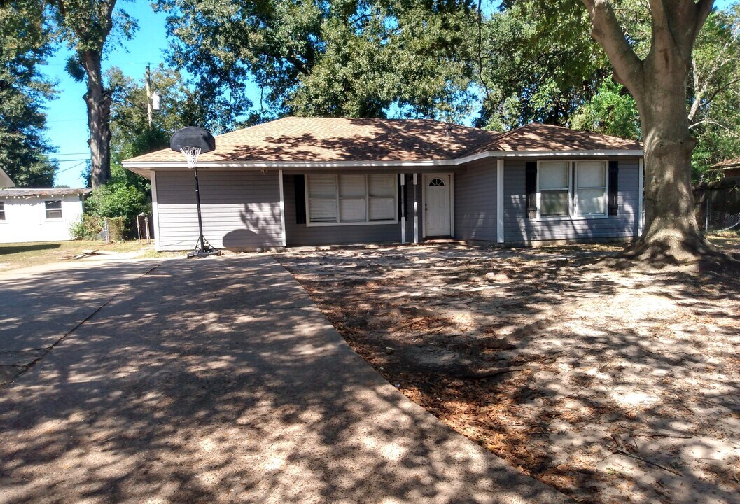 412 Azalea Ave in Orange, TX - Building Photo