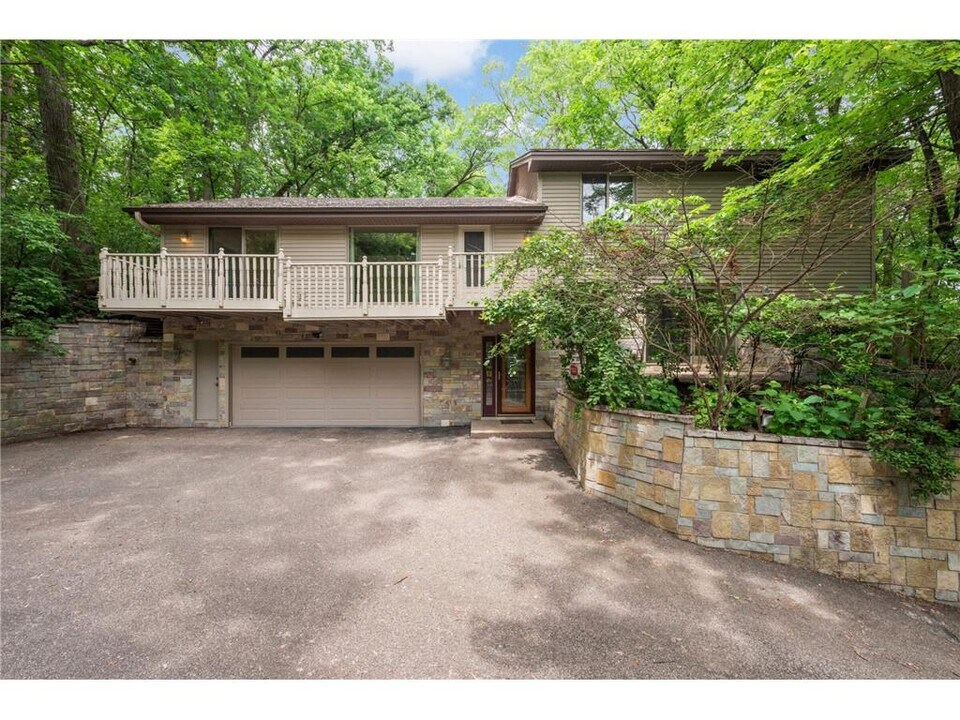 8040 Lea Rd in Minneapolis, MN - Building Photo