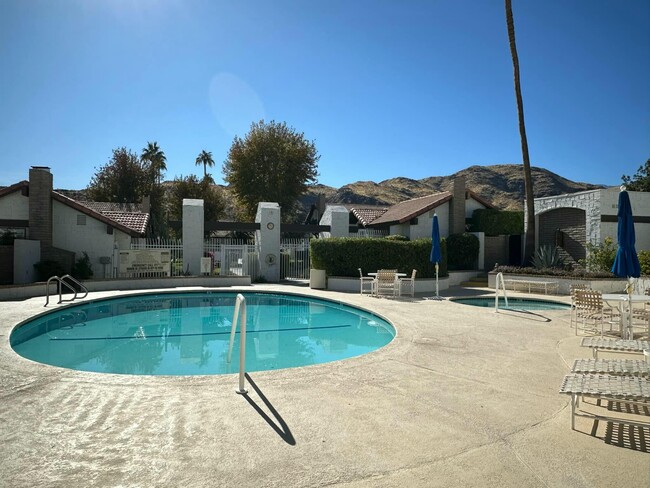 2350 E Miramonte Cir in Palm Springs, CA - Building Photo - Building Photo