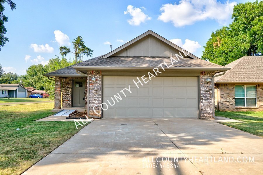 211 E Forster Ln in Mustang, OK - Building Photo