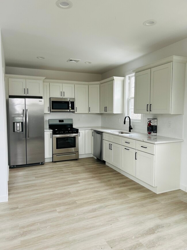 24 Elmwood Ave, Unit 24 Elmwood Ave Apt 2