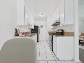 Woodman Apartments in Arleta, CA - Foto de edificio - Building Photo