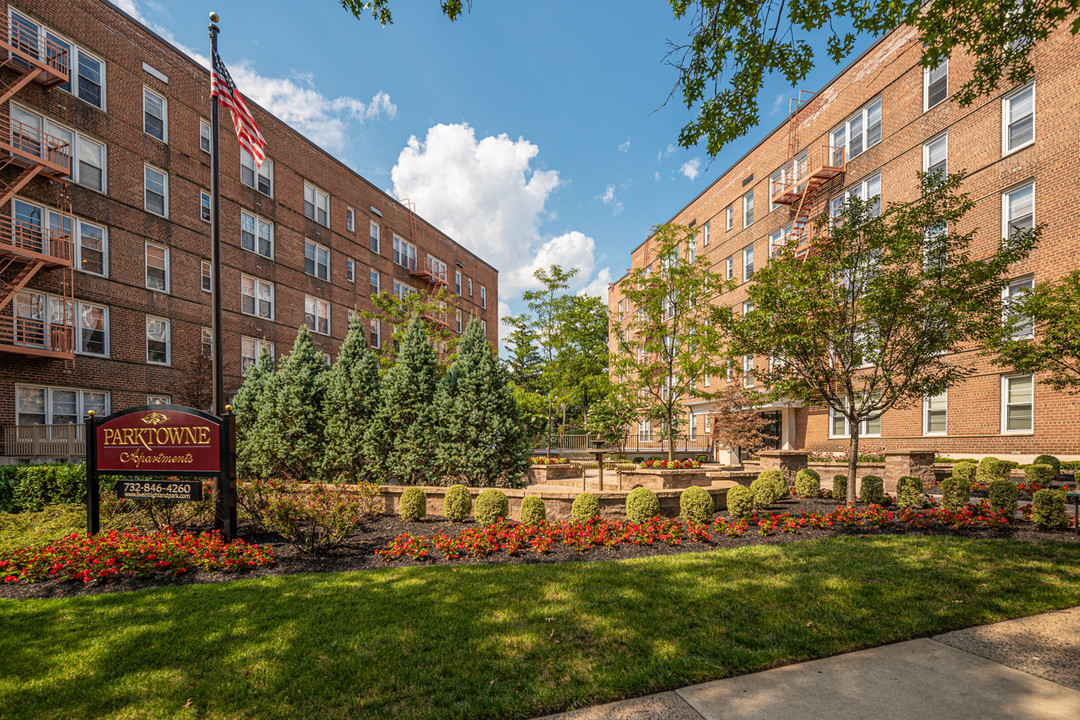 Parktowne Apartments in Highland Park, NJ - Building Photo