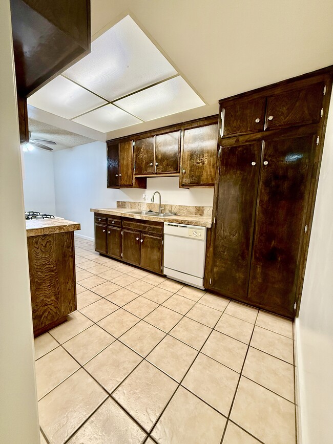 4475 Jurupa Ave, Unit APT D in Riverside, CA - Foto de edificio - Building Photo