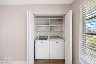 707 Neapolitan Way in Naples, FL - Foto de edificio - Building Photo