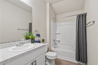 634 W Fairway Lake Dr in Alvin, TX - Building Photo - Building Photo