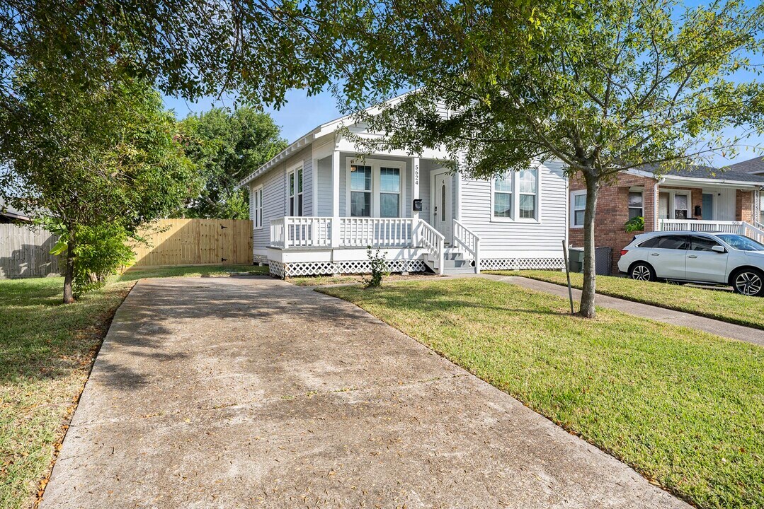 5624 Avenue P 1/2 in Galveston, TX - Building Photo
