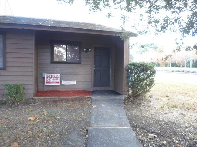 2105 Dunes Way Dr W in Jacksonville, FL - Foto de edificio - Building Photo