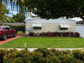 316 NE 3 St in Hallandale, FL - Foto de edificio - Building Photo