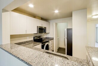 Evergreen Heights in Kirkland, WA - Foto de edificio - Building Photo