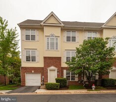 8067 Nicosh Cir Ln in Falls Church, VA - Building Photo
