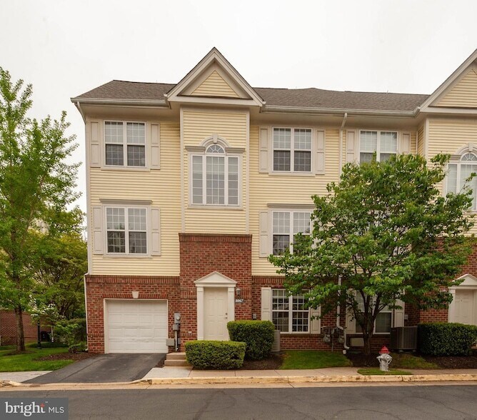 8067 Nicosh Cir Ln in Falls Church, VA - Foto de edificio