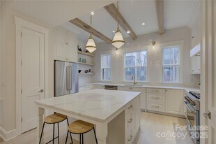 3015 Pinehurst Pl in Charlotte, NC - Building Photo