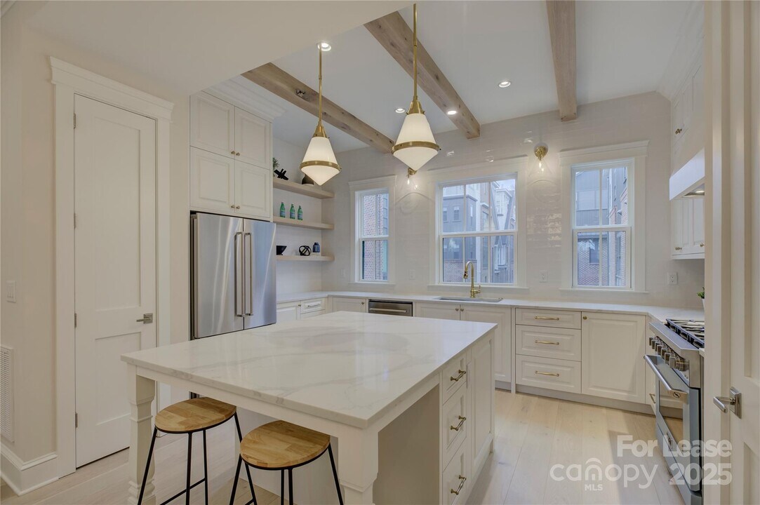 3015 Pinehurst Pl in Charlotte, NC - Building Photo