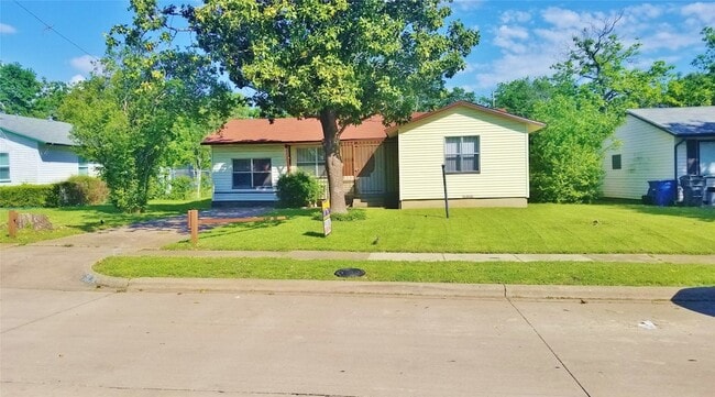 12116 Hoblitzelle Dr in Dallas, TX - Foto de edificio - Building Photo