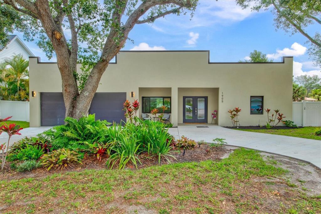 1905 Tulip Dr in Sarasota, FL - Building Photo