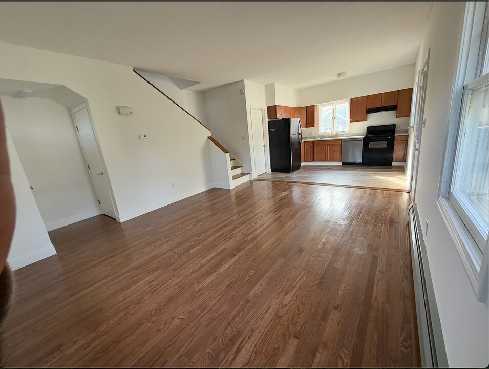 143 E High St in East Hampton, CT - Building Photo